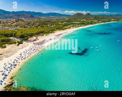 Paranomische Sicht auf die Strände Cala Monte Turno und San Pietro, Sardinien. Italien Stockfoto