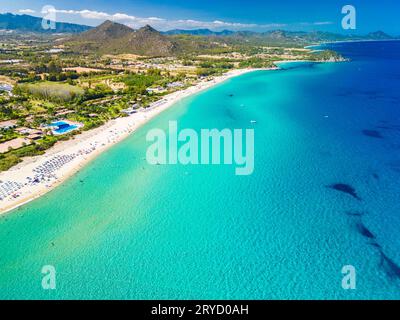 Paranomische Sicht auf die Strände Cala Monte Turno und San Pietro, Sardinien. Italien Stockfoto