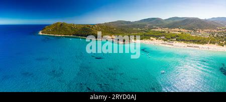 Paranomische Sicht auf die Strände Cala Monte Turno und San Pietro, Sardinien. Italien Stockfoto