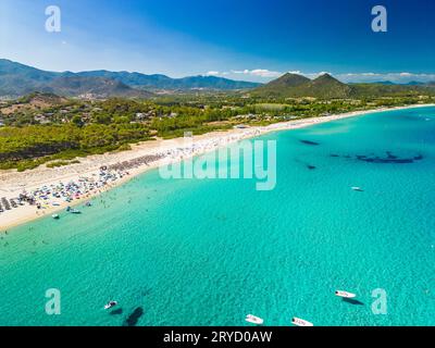 Paranomische Sicht auf die Strände Cala Monte Turno und San Pietro, Sardinien. Italien Stockfoto