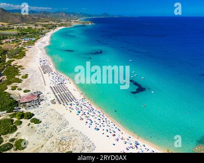 Paranomische Sicht auf die Strände Cala Monte Turno und San Pietro, Sardinien. Italien Stockfoto