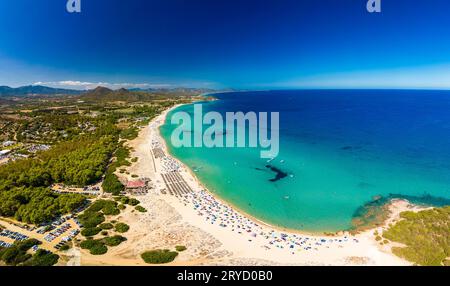 Paranomische Sicht auf die Strände Cala Monte Turno und San Pietro, Sardinien. Italien Stockfoto