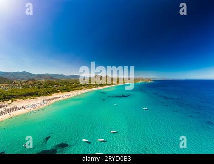 Paranomische Sicht auf die Strände Cala Monte Turno und San Pietro, Sardinien. Italien Stockfoto