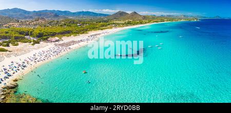 Paranomische Sicht auf die Strände Cala Monte Turno und San Pietro, Sardinien. Italien Stockfoto