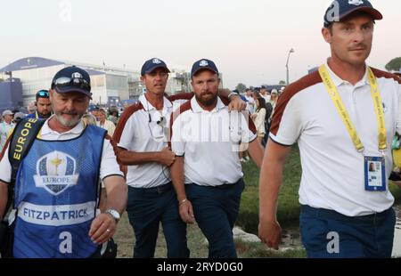 Rom, Italien. September 2023 30. Shane Lowry von Team Europe wird vom Platz genommen, nachdem er sich über schlechte amerikanische Sportlichkeit beschwert hat, nachdem das Team USA am zweiten Tag des Ryder Cup am 30. September 2023 den Sieg über den 18. Green im Marco Simone Golf Club, Rom, Italien, errungen hat. Foto: Hugo Philpott/UPI Credit: UPI/Alamy Live News Stockfoto