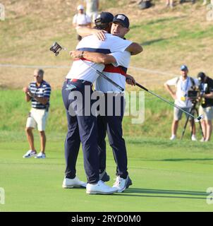 Rom, Italien. September 2023 30. Max Homa und Brian Harman feiern am zweiten Tag des Ryder Cup den Sieg auf dem 17. Green im Marco Simone Golf Club in Rom, Italien am Samstag, den 30. September 2023. Foto: Hugo Philpott/UPI Credit: UPI/Alamy Live News Stockfoto