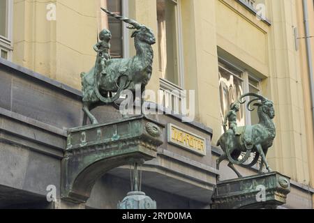 Statue, zwei Reiter, Putten auf Geißböcken, Nikolaistraße, Leipzig, Sachsen, Deutschland Stockfoto