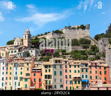 Wunderschöne mittelalterliche Fischer Stadt von Portovenere (UNESCO Weltkulturerbe) Blick vom Meer (in der Nähe von Cinque Terre, Ligurien, Italien). Festung Castello Doria und Stockfoto