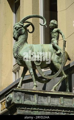 Statue, zwei Reiter, Putte auf Geißbock, Nikolaistraße, Leipzig, Sachsen, Deutschland *** Statue, zwei Reiter, Putto auf billy Goat, Nikolaistraße, Leipzig, Sachsen, Deutschland Credit: Imago/Alamy Live News Stockfoto