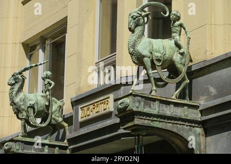 Statue, zwei Reiter, Putten auf Geißböcken, Nikolaistraße, Leipzig, Sachsen, Deutschland *** Statuen, zwei Reiter, Putti auf billy Ziegen, Nikolaistraße, Leipzig, Sachsen, Deutschland Credit: Imago/Alamy Live News Stockfoto