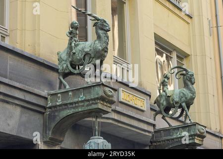 Statue, zwei Reiter, Putten auf Geißböcken, Nikolaistraße, Leipzig, Sachsen, Deutschland *** Statuen, zwei Reiter, Putti auf billy Ziegen, Nikolaistraße, Leipzig, Sachsen, Deutschland Credit: Imago/Alamy Live News Stockfoto