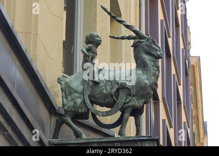 Statue, zwei Reiter, Putte auf Geißbock, Nikolaistraße, Leipzig, Sachsen, Deutschland *** Statue, zwei Reiter, Putto auf billy Goat, Nikolaistraße, Leipzig, Sachsen, Deutschland Credit: Imago/Alamy Live News Stockfoto