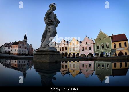 Telc, Tschechische Republik. September 2023 30. Architektur traditionelle Häuser mit blauem Himmel und Reflexion auf dem Wasser auf dem Platz von Zacharias von Hradec am Herbstmorgen in der tschechischen UNESCO-Weltkulturerbestadt Telc in der Tschechischen Republik. Telc ist eine Stadt in Südmähren. Die Stadt wurde im 13. Jahrhundert als königliche Wasserburg an der Kreuzung der geschäftigen Handelsrouten zwischen Böhmen, Mähren und Österreich gegründet. Seit 1992 gehört dies zum UNESCO-Weltkulturerbe. (Bild: © Slavek Ruta/ZUMA Press Wire) NUR REDAKTIONELLE VERWENDUNG! Nicht für kommerzielle ZWECKE! Stockfoto