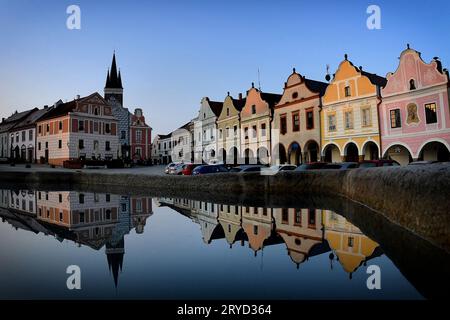 Telc, Tschechische Republik. September 2023 30. Architektur traditionelle Häuser mit blauem Himmel und Reflexion auf dem Wasser auf dem Platz von Zacharias von Hradec am Herbstmorgen in der tschechischen UNESCO-Weltkulturerbestadt Telc in der Tschechischen Republik. Telc ist eine Stadt in Südmähren. Die Stadt wurde im 13. Jahrhundert als königliche Wasserburg an der Kreuzung der geschäftigen Handelsrouten zwischen Böhmen, Mähren und Österreich gegründet. Seit 1992 gehört dies zum UNESCO-Weltkulturerbe. (Bild: © Slavek Ruta/ZUMA Press Wire) NUR REDAKTIONELLE VERWENDUNG! Nicht für kommerzielle ZWECKE! Stockfoto