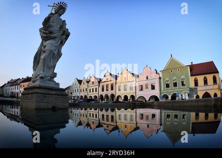 Telc, Tschechische Republik. September 2023 30. Architektur traditionelle Häuser mit blauem Himmel und Reflexion auf dem Wasser auf dem Platz von Zacharias von Hradec am Herbstmorgen in der tschechischen UNESCO-Weltkulturerbestadt Telc in der Tschechischen Republik. Telc ist eine Stadt in Südmähren. Die Stadt wurde im 13. Jahrhundert als königliche Wasserburg an der Kreuzung der geschäftigen Handelsrouten zwischen Böhmen, Mähren und Österreich gegründet. Seit 1992 gehört dies zum UNESCO-Weltkulturerbe. (Bild: © Slavek Ruta/ZUMA Press Wire) NUR REDAKTIONELLE VERWENDUNG! Nicht für kommerzielle ZWECKE! Stockfoto