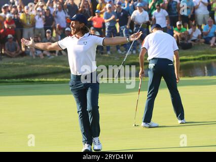 Rom, Italien. September 2023 30. Tommy Fleetwood feiert am zweiten Tag des Ryder Cup im Marco Simone Golf Club, Rom, Italien, am Samstag, den 30. September 2023 einen Putt auf das 15. Grün. Foto: Hugo Philpott/UPI Credit: UPI/Alamy Live News Stockfoto