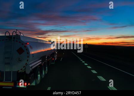 Tankwagen, der nachts auf einer Autobahn fährt. Stockfoto