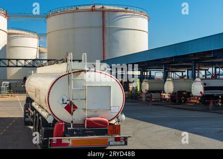 Tankwagen, der auf die Beladung an einer Laderampe wartet. Stockfoto