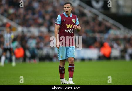 Burnleys Josh Cullen während des Premier League-Spiels zwischen Newcastle United und Burnley in St. James's Park, Newcastle am Samstag, den 30. September 2023. (Foto: Michael Driver | MI News) Credit: MI News & Sport /Alamy Live News Stockfoto