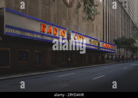 RADIO CITY MUSIC HALL, NEW YORK, USA, - 15. SEPTEMBER 2023. Eine Vintage-Version des berühmten Neon-Schilds und des Eingangs der Radio City Music Hall in einem ur Stockfoto