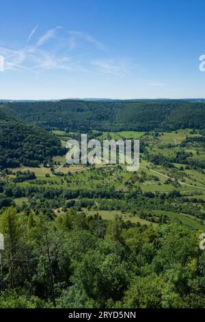 Dies ist der Blick vom Aussichtspunkt auf die Burg Hohenneuffen an einem Sommertag Stockfoto