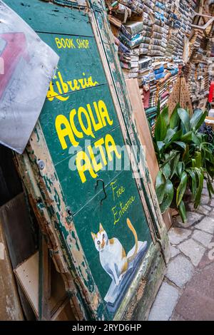 Der Ausgang der berühmten Buchhandlung Libreria Acqua Alta in Venedig. Stockfoto