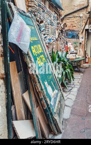Der Ausgang der berühmten Buchhandlung Libreria Acqua Alta in Venedig. Stockfoto