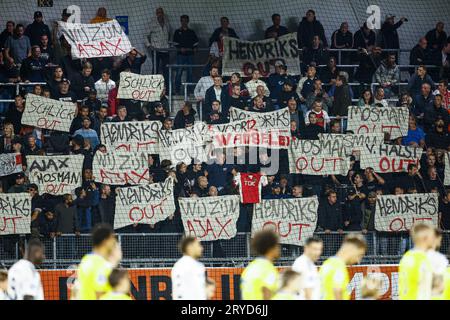 Waalwijk, Niederlande. September 2023 30. WAALWIJK, NIEDERLANDE - SEPTEMBER 30: F-Side-Fans von Ajax mit Hinweisen während des niederländischen Eredivisie-Spiels zwischen RKC Waalwijk und Ajax im Mandemakers Stadion am 30. September 2023 in Waalwijk, Niederlande. (Foto: Broer van den Boom/Orange Pictures) Credit: Orange Pics BV/Alamy Live News Stockfoto