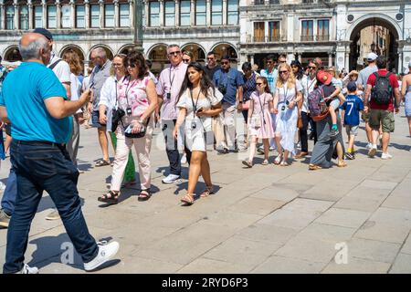 Venedig, Italien - Mai 31 2023: Organisierte Gruppe von Touristen auf der Piazza San Marco, Venedig. Stockfoto