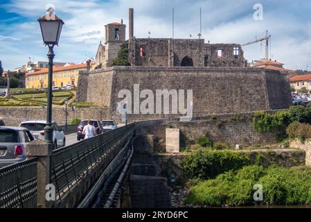 Die Ruinen der Burg der Herzöge von Barcelos ragen über der Brücke über den Fluss Cávado im Norden Portugals. Stockfoto