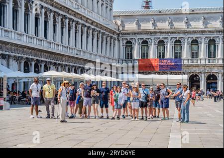 Venedig, Italien - Mai 31 2023: Organisierte Gruppe von Touristen auf der Piazza San Marco, Venedig. Stockfoto