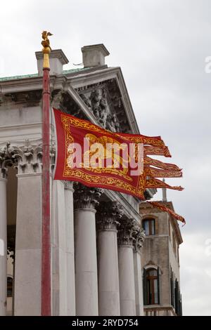 Die venezianische Flagge weht auf ihrem Pol außerhalb der Kirche San Simeone Piccolo. Stockfoto
