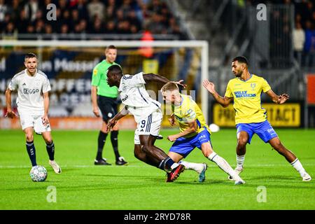 WAALWIJK - (l-r) Brian Brobbey of Ajax, Dario van den Buijs of RKC Waalwijk während des niederländischen Eredivisie-Spiels zwischen RKC Waalwijk und Ajax Amsterdam im Mandemakers Stadium am 30. September 2023 in Waalwijk, Niederlande. ANP OLAF KRAAK Stockfoto