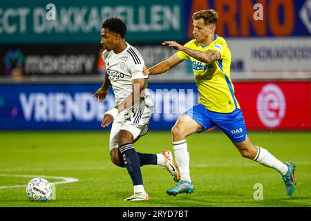 Waalwijk, Niederlande. September 2023 30. WAALWIJK, NIEDERLANDE - SEPTEMBER 30: Silvano Vos von Ajax, Reuven Niemeijer von RKC Waalwijk, Kampf um den Ball während des niederländischen Eredivisie-Spiels zwischen RKC Waalwijk und Ajax im Mandemakers Stadion am 30. September 2023 in Waalwijk, Niederlande. (Foto: Broer van den Boom/Orange Pictures) Credit: Orange Pics BV/Alamy Live News Stockfoto
