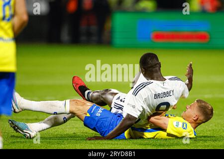 Waalwijk, Niederlande. September 2023 30. WAALWIJK, NIEDERLANDE - SEPTEMBER 30: Brian Brobbey of Ajax, Dario van den Buijs of RKC Waalwijk auf dem Boden während des niederländischen Eredivisie-Spiels zwischen RKC Waalwijk und Ajax im Mandemakers Stadion am 30. September 2023 in Waalwijk, Niederlande. (Foto: Broer van den Boom/Orange Pictures) Credit: Orange Pics BV/Alamy Live News Stockfoto