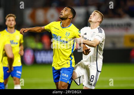 Waalwijk, Niederlande. September 2023 30. WAALWIJK, NIEDERLANDE - SEPTEMBER 30: Yassin Oukili von RKC Waalwijk, Kenneth Taylor von Ajax, kämpft beim niederländischen Eredivisie-Spiel zwischen RKC Waalwijk und Ajax im Mandemakers Stadion am 30. September 2023 in Waalwijk, Niederlande um den Ball. (Foto: Broer van den Boom/Orange Pictures) Credit: Orange Pics BV/Alamy Live News Stockfoto