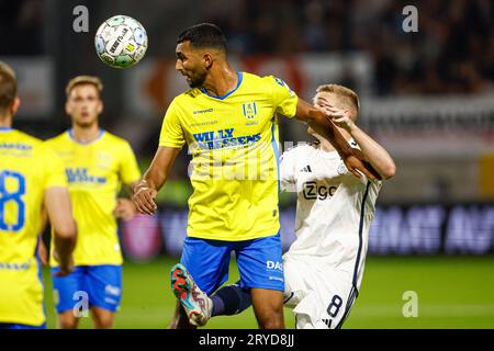 Waalwijk, Niederlande. September 2023 30. WAALWIJK, NIEDERLANDE - SEPTEMBER 30: Yassin Oukili von RKC Waalwijk, Kenneth Taylor von Ajax, kämpft beim niederländischen Eredivisie-Spiel zwischen RKC Waalwijk und Ajax im Mandemakers Stadion am 30. September 2023 in Waalwijk, Niederlande um den Ball. (Foto: Broer van den Boom/Orange Pictures) Credit: Orange Pics BV/Alamy Live News Stockfoto