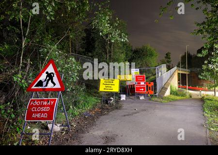 Beschilderung am Armley Gyratory in Leeds, die Fußgängern Hinweise auf die Entfernung von Fußgängerbrücken und Umleitungen gibt. Stockfoto