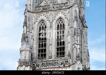 Glockenturm der gotischen Kirche Onze-Lieve-Vrouwekerk in NL Breda Stockfoto