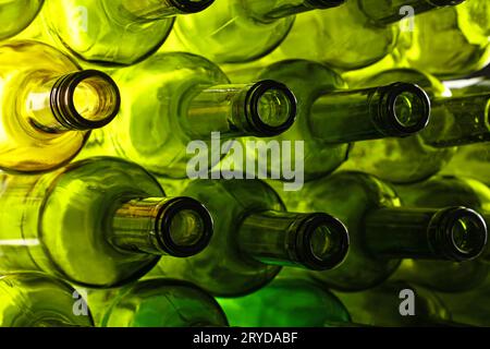 Leere grünes Glas Wein Flaschen isoliert auf weißem Stockfoto