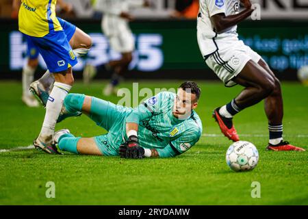 Waalwijk, Niederlande. September 2023 30. WAALWIJK, NIEDERLANDE - SEPTEMBER 30: Torhüterin Etienne Vaessen vom RKC Waalwijk sieht den Ball beim niederländischen Eredivisie-Spiel zwischen RKC Waalwijk und Ajax im Mandemakers Stadion am 30. September 2023 in Waalwijk, Niederlande. (Foto: Broer van den Boom/Orange Pictures) Credit: Orange Pics BV/Alamy Live News Stockfoto