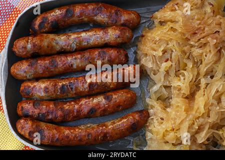 Schließen gegrillten Nürnberger Bratwürste mit Sauerkraut Stockfoto