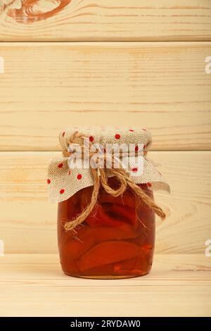 Ein Glas mit Quitte Konfitüre über vintage Holzplanken Stockfoto