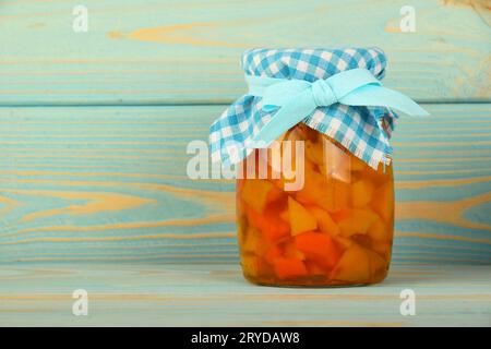 Ein Glas mit Quitte Konfitüre im Blue vintage Holz Oberfläche Stockfoto