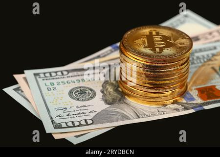 Gold Bitcoin physische Münzen auf Papier US-Dollar Stockfoto