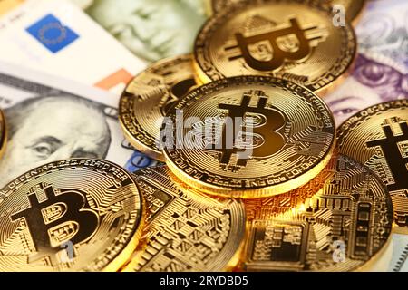 Gold Bitcoin physische Münzen auf Papierwährung Stockfoto