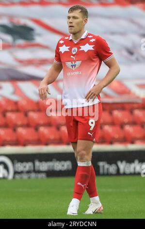 Sam Cosgrove #9 von Barnsley während des Sky Bet League 1 Matches Barnsley vs Blackpool in Oakwell, Barnsley, Großbritannien, 30. September 2023 (Foto: Alfie Cosgrove/News Images) Stockfoto