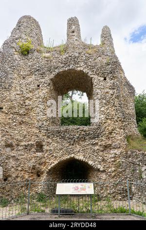 Ein Blick in den achteckigen Donjon von Odiham Castle, auch bekannt als King John's Castle, mit dem Reming-Feuerstein-Kern. North Warnborough, Großbritannien Stockfoto