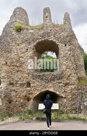 Ein Besucher, der in der Ruine des Donjons und des Feuersteins von Odiham Castle, auch bekannt als King John's Castle, in der Nähe des Basingstoke Canal, England, steht Stockfoto