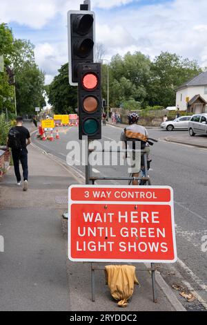 Auf der A420 Botley Road erscheint eine temporäre mobile Verkehrsampel mit drei-Wege-Steuerung, die aufgrund von Baustellen und Straßensperrungen rot leuchtet. Sommer 2023, Oxford, Großbritannien Stockfoto